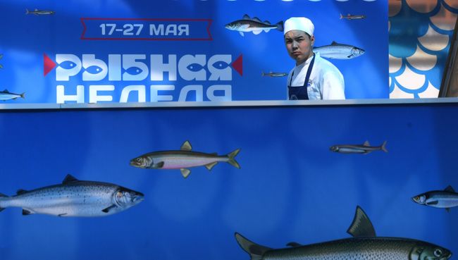 Торговец рыбой на площади Революции, где проходит Рыбная неделя в Москве. 17 мая 2018 Торговец рыбой на площади Революции, где проходит Рыбная неделя в Москве. 17 мая 2018