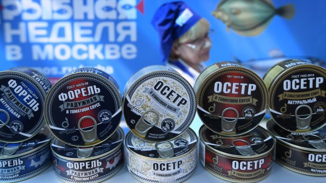 Рыбные консервы на прилавке во время фестиваля Рыбная неделя в Москве Рыбные консервы на прилавке во время фестиваля Рыбная неделя в Москве
