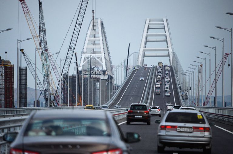 Автомобильное движение по автодорожной части Крымского моста Автомобильное движение по автодорожной части Крымского моста