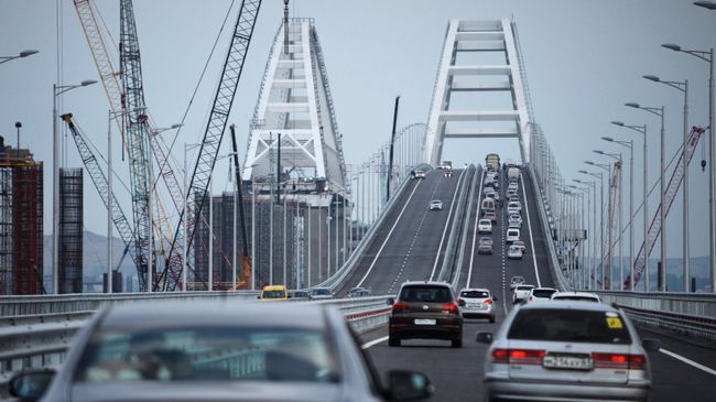Автомобильное движение по автодорожной части Крымского моста. Архивное фото