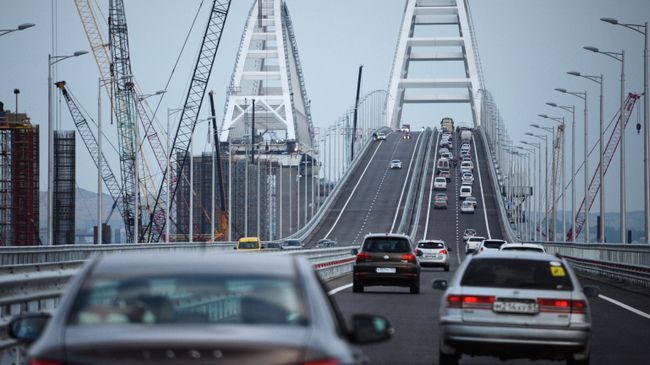 Автомобильное движение по автодорожной части Крымского моста. Архивное фото Автомобильное движение по автодорожной части Крымского моста. Архивное фото