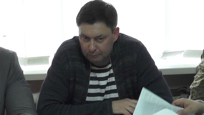 Руководитель портала РИА Новости Украина Кирилл Вышинский в Херсонском зале суда по подозрению в госизмене и поддержке самопровозглашенных республик Донбасса. 17 мая 2018 Руководитель портала РИА Новости Украина Кирилл Вышинский в Херсонском зале суда по подозрению в госизмене и поддержке самопровозглашенных республик Донбасса. 17 мая 2018