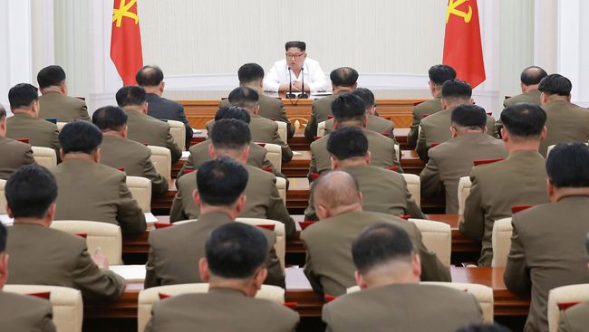 Лидер КНДР Ким Чен Ын на заседании Центральной военной комиссии. 18 мая 2018 Лидер КНДР Ким Чен Ын на заседании Центральной военной комиссии. 18 мая 2018