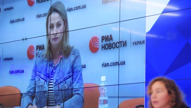 упруга журналиста Кирилла Вышинского Ирина Вышинская во время пресс-конференции в формате видеомоста Москва - Киев. 18 мая 2018 упруга журналиста Кирилла Вышинского Ирина Вышинская во время пресс-конференции в формате видеомоста Москва - Киев. 18 мая 2018