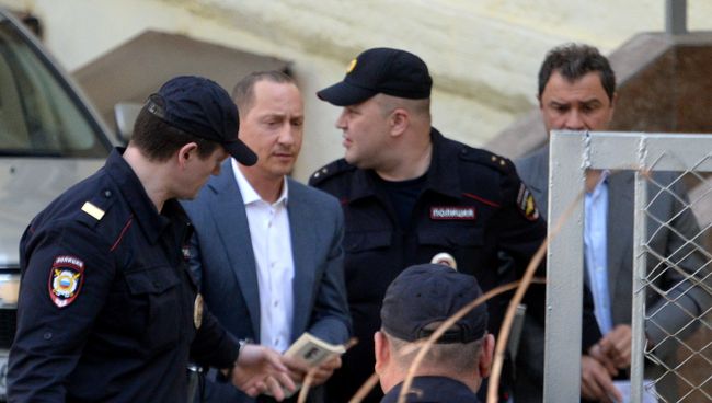 Руководитель компаний Роспан Никита Колесников и экс-заместитель министра культуры РФ Григорий Пирумов, обвиняемые в хищении государственных средств, у здания Басманного суда Москвы. 18 мая 2018 Руководитель компаний Роспан Никита Колесников и экс-заместитель министра культуры РФ Григорий Пирумов, обвиняемые в хищении государственных средств, у здания Басманного суда Москвы. 18 мая 2018