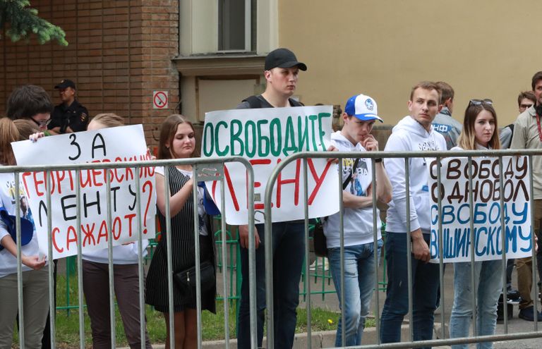 Акция у здания посольства Украины в Москве в поддержку журналиста Кирилла Вышинского и координатора движения Волонтеры победы Елены Одновол. 18 мая 2018 Акция у здания посольства Украины в Москве в поддержку журналиста Кирилла Вышинского и координатора движения Волонтеры победы Елены Одновол. 18 мая 2018