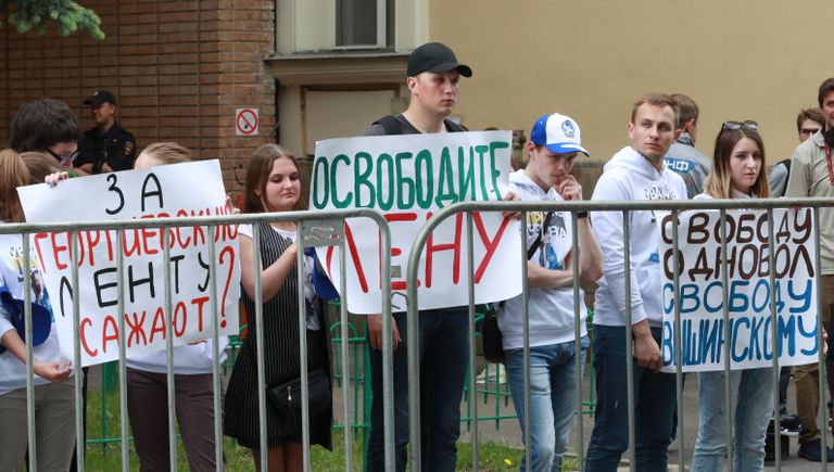 Акция у здания посольства Украины в Москве в поддержку журналиста Кирилла Вышинского и координатора движения Волонтеры победы Елены Одновол. 18 мая 2018 Акция у здания посольства Украины в Москве в поддержку журналиста Кирилла Вышинского и координатора движения Волонтеры победы Елены Одновол. 18 мая 2018
