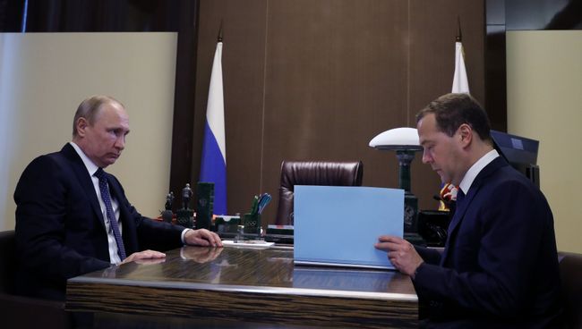 Президент РФ Владимир Путин и председатель правительства РФ Дмитрий Медведев во время встречи в Сочи. 18 мая 2018