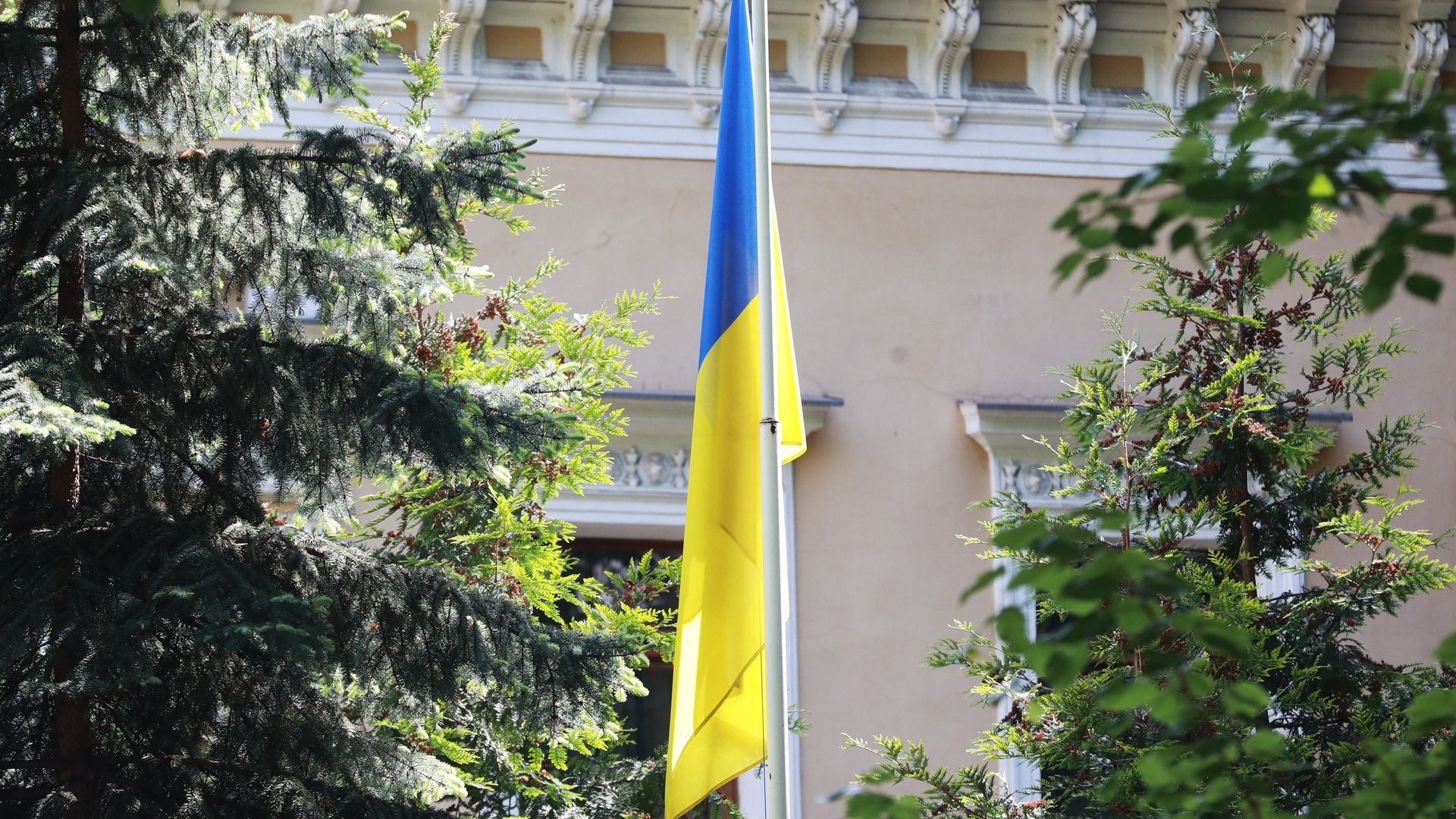 Флаг у здания посольства Украины в Москве Флаг у здания посольства Украины в Москве - РИА Новости, 1920, 25.09.2026