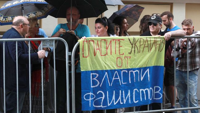 Акция у здания посольства Украины в Москве в поддержку журналиста Кирилла Вышинского. 18 мая 2018