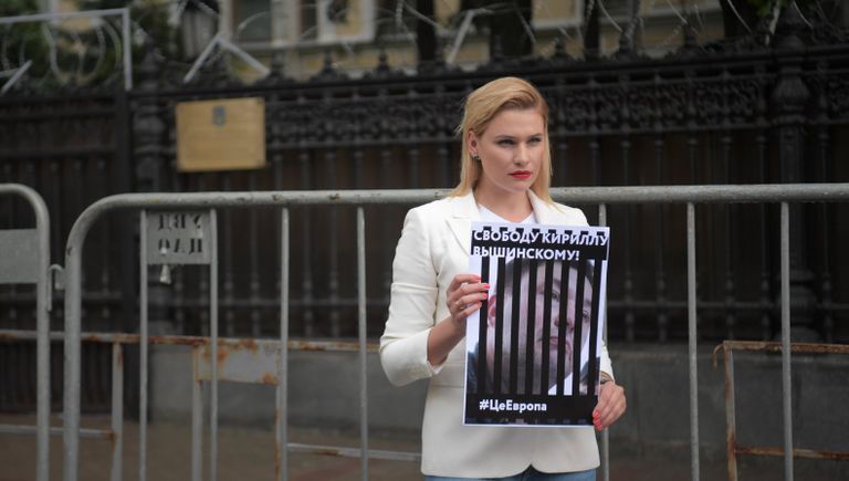 Участница акции у здания посольства Украины в Москве в поддержку журналиста Кирилла Вышинского Участница акции у здания посольства Украины в Москве в поддержку журналиста Кирилла Вышинского