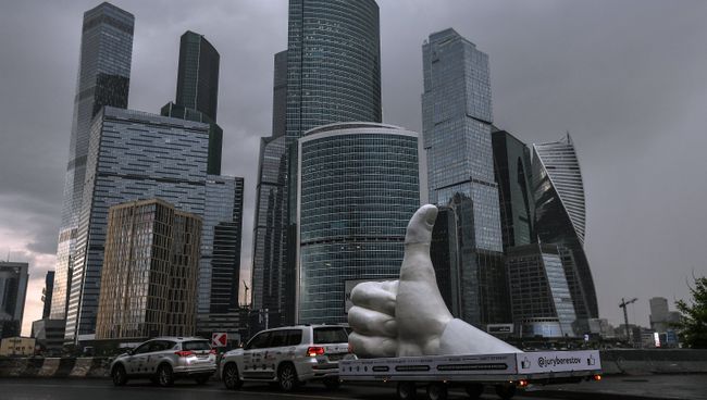 Арт-объект Лайк во время транзитного проезда через Москву Арт-объект Лайк во время транзитного проезда через Москву
