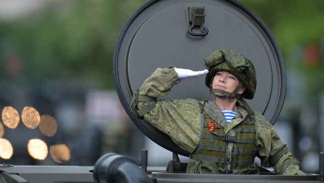Военнослужащая во время военного парада в Севастополе Военнослужащая во время военного парада в Севастополе