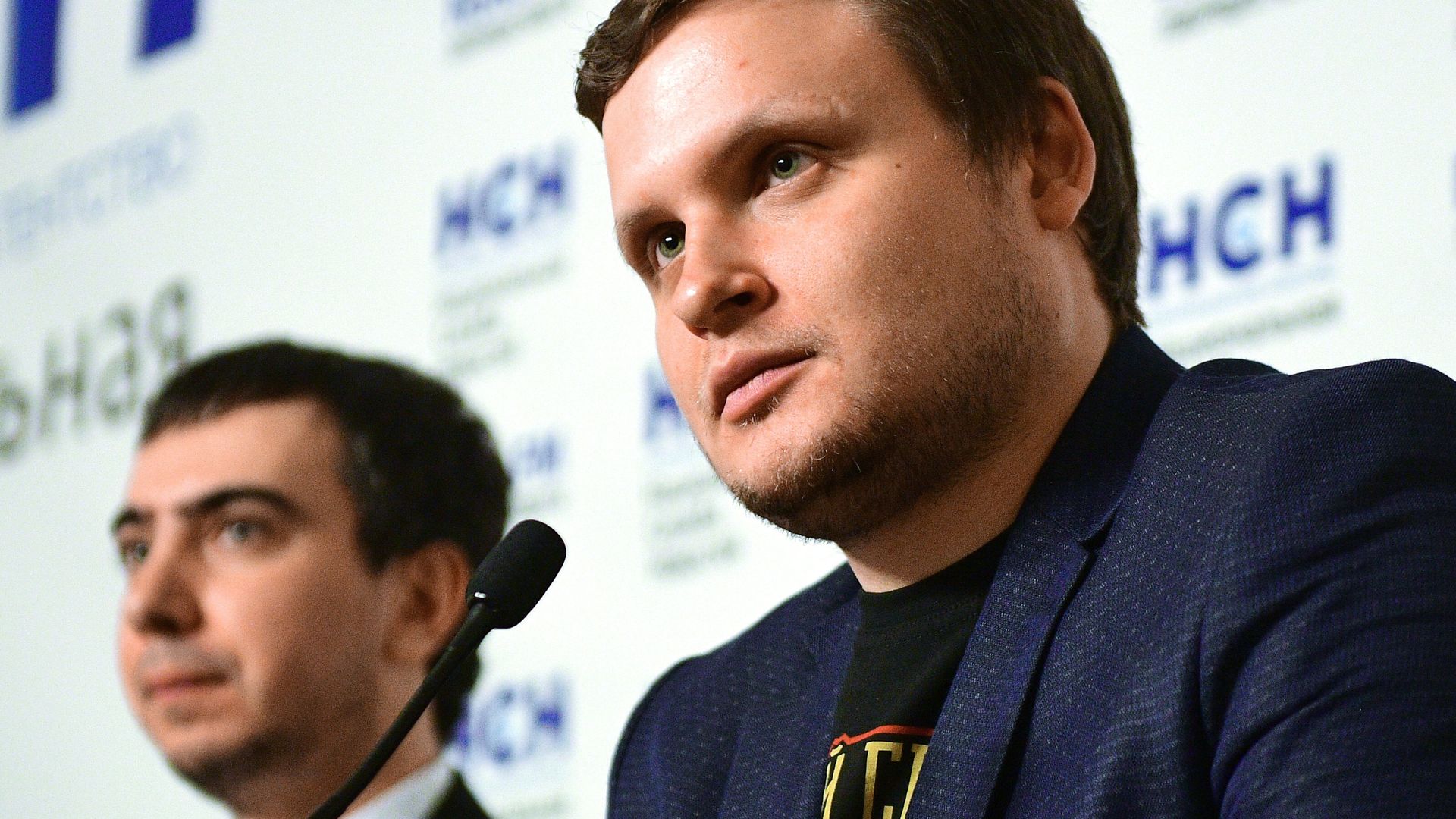 Пранкеры Владимир Кузнецов и Алексей Кузнецов на презентации книги Вован и Лексус. По ком звонит телефон в Москве Пранкеры Владимир Кузнецов и Алексей Кузнецов на презентации книги Вован и Лексус. По ком звонит телефон в Москве - РИА Новости, 1920, 13.09.2021