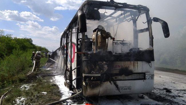 Сотрудники МЧС во время ликвидации возгорания автобуса в городе Красноармейске Саратовской области Сотрудники МЧС во время ликвидации возгорания автобуса в городе Красноармейске Саратовской области