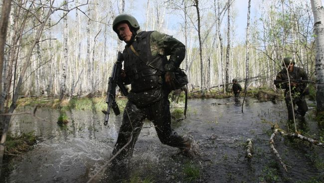 Военнослужащие подразделений специального назначения и разведки сибирского регионального командования внутренних войск МВД России выполняют марш-бросок во время испытаний на право ношения крапового берета