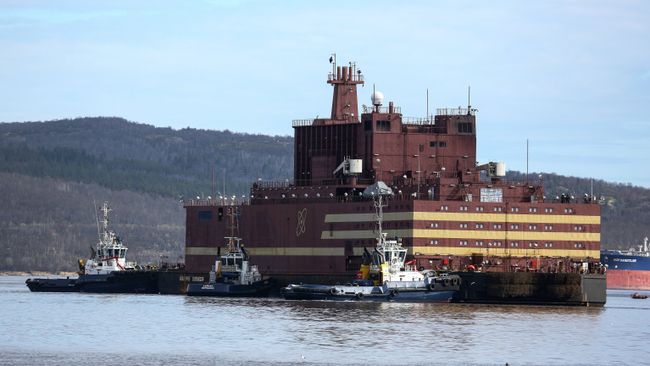 Буксировка плавучего атомного энергоблока Академик Ломоносов в Мурманске. 19 мая 2018