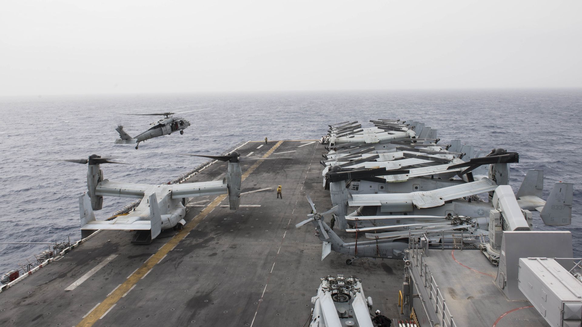 Американский палубный многоцелевой вертолет MH-60S Sea Hawk готовится к посадке на корабль USS Iwo Jima - РИА Новости, 1920, 31.10.2025
