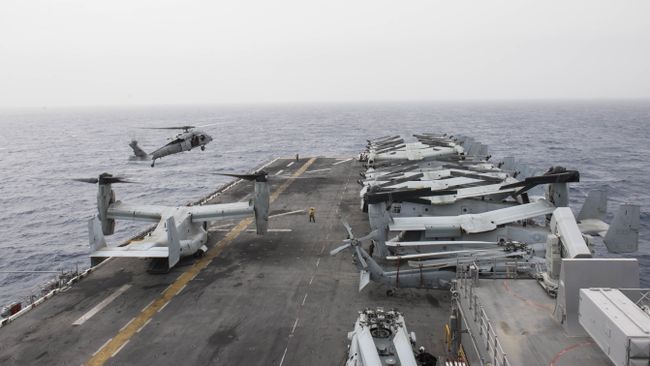 Американский палубный многоцелевой вертолет MH-60S Sea Hawk готовится к посадке на корабль USS Iwo Jima