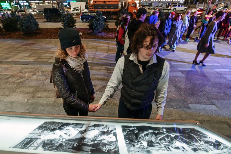 Участники уличного перфоманса труппы иммерсивного шоу Вернувшиеся на фотовыставке Освобождение Европы у здания МИА «Россия сегодня» в рамках акции Ночь музеев. 19 мая 2018 Участники уличного перфоманса труппы иммерсивного шоу Вернувшиеся на фотовыставке Освобождение Европы у здания МИА «Россия сегодня» в рамках акции Ночь музеев. 19 мая 2018