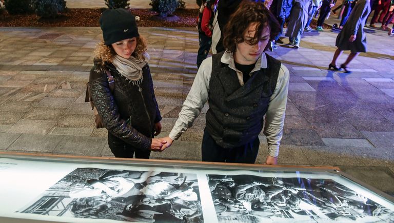 Участники уличного перфоманса труппы иммерсивного шоу Вернувшиеся на фотовыставке Освобождение Европы у здания МИА «Россия сегодня» в рамках акции Ночь музеев. 19 мая 2018