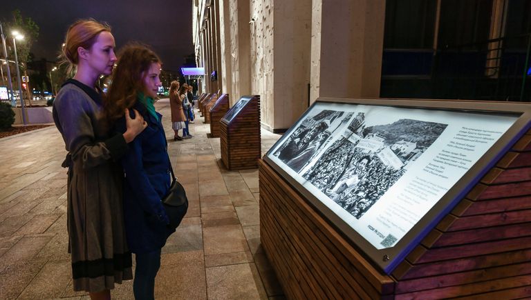Участники уличного перфоманса труппы иммерсивного шоу Вернувшиеся на фотовыставке Освобождение Европы у здания МИА «Россия сегодня» в рамках акции Ночь музеев. 19 мая 2018