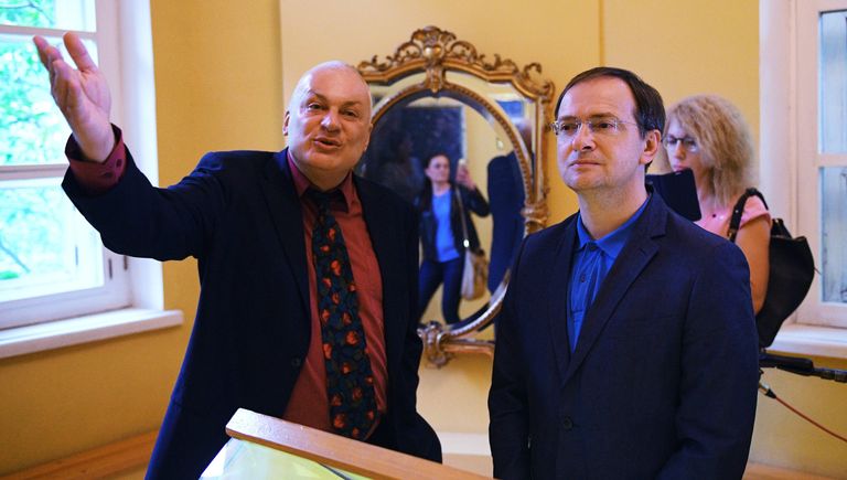 Директор Музея Серебряного века Михаил Шапошников, министр культуры Российской Федерации Владимир Мединский в Музее Серебряного века во время акции Ночь музеев в Москве. 19 мая 2018 Директор Музея Серебряного века Михаил Шапошников, министр культуры Российской Федерации Владимир Мединский в Музее Серебряного века во время акции Ночь музеев в Москве. 19 мая 2018