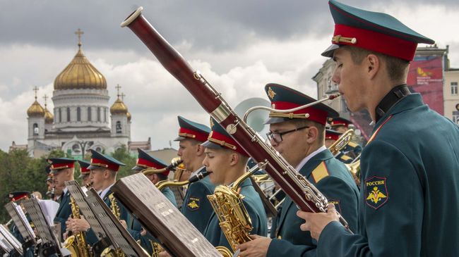 Музыканты Сводного духового оркестра на открытии Программы Военные оркестры в парках в Александровском саду Музыканты Сводного духового оркестра на открытии Программы Военные оркестры в парках в Александровском саду