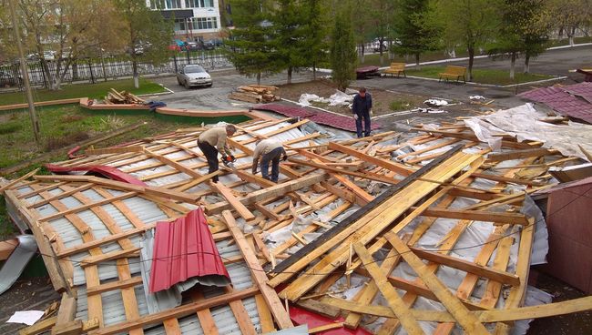 Обрушившаяся во время урагана кровля здания Тюменского медицинского колледжа Обрушившаяся во время урагана кровля здания Тюменского медицинского колледжа