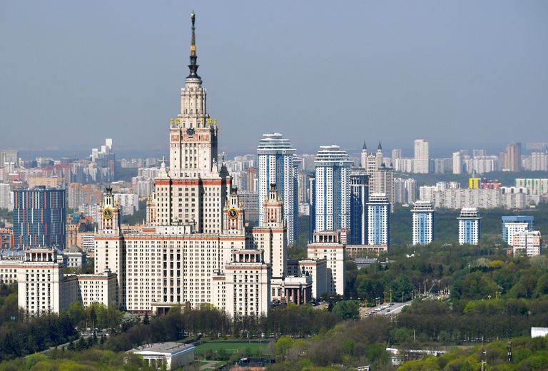 Вид на главное здание Московского государственного университета им. М.В.Ломоносова на Воробьевых горах в Москве. Вид на главное здание Московского государственного университета им. М.В.Ломоносова на Воробьевых горах в Москве.