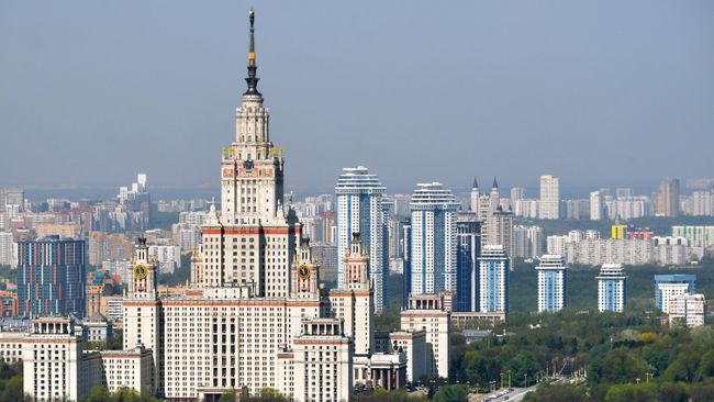 Вид на главное здание Московского государственного университета им. М.В.Ломоносова на Воробьевых горах в Москве.