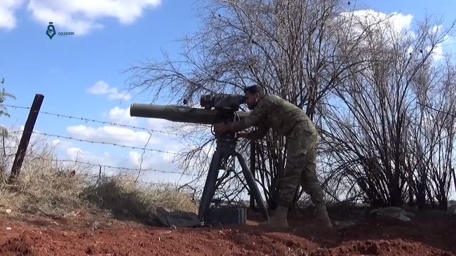 Боевик группировки, связанной с Сирийской свободной армией, с американской противотанковой управляемой ракетой Тоу-2. Архивное фото Боевик группировки, связанной с Сирийской свободной армией, с американской противотанковой управляемой ракетой Тоу-2. Архивное фото