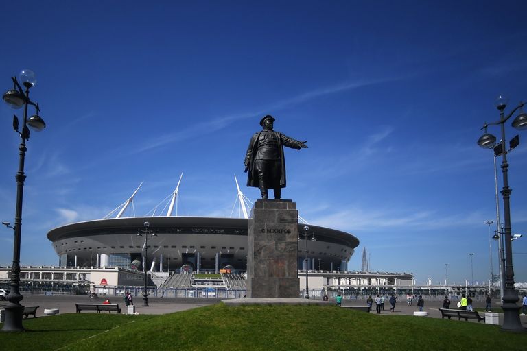 Стадион Санкт-Петербург, где пройдут матчи чемпионата мира по футболу 2018. На первом плане - памятник Сергею Кирову Стадион Санкт-Петербург, где пройдут матчи чемпионата мира по футболу 2018. На первом плане - памятник Сергею Кирову