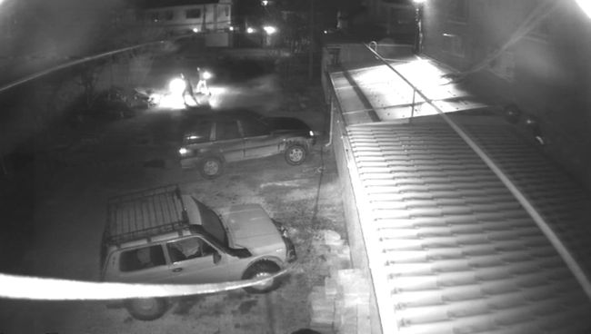 Экстремистов задержали за поджог здания в Крыму. Кадры с камеры наблюдения Экстремистов задержали за поджог здания в Крыму. Кадры с камеры наблюдения