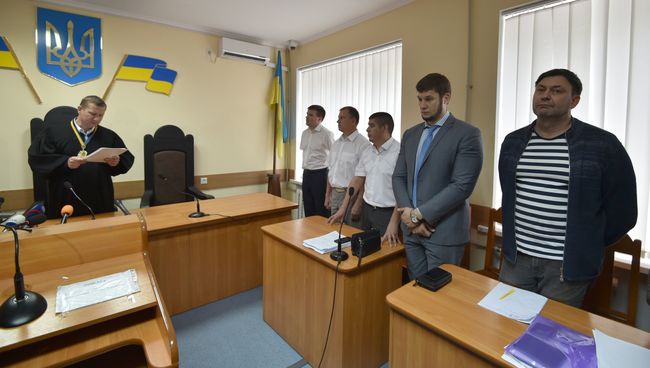 Руководитель портала РИА Новости Украина Кирилл Вышинский слушает решение судьи по подозрению в госизмене и поддержке самопровозглашенных республик Донбасса. 17 мая 2018 Руководитель портала РИА Новости Украина Кирилл Вышинский слушает решение судьи по подозрению в госизмене и поддержке самопровозглашенных республик Донбасса. 17 мая 2018
