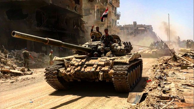 Бойцы сирийской армии в освобожденном лагере палестинских беженцев Ярмук на юге Дамаска Бойцы сирийской армии в освобожденном лагере палестинских беженцев Ярмук на юге Дамаска