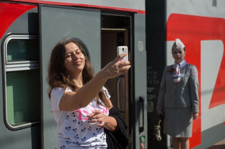 Пассажирка на перроне Казанского вокзала перед отправлением поезда Москва-Адлер Пассажирка на перроне Казанского вокзала перед отправлением поезда Москва-Адлер