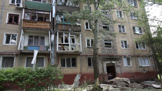 Жилой дом, пострадавший в результате обстрела, в Донбассе. Архивное фото Жилой дом, пострадавший в результате обстрела, в Донбассе. Архивное фото