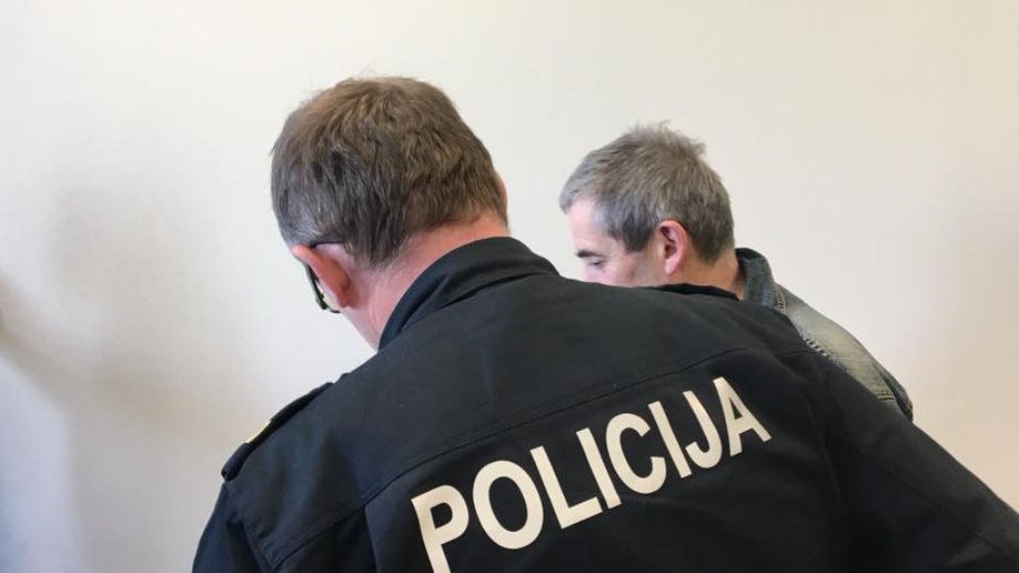 Сотрудник полиции ведет Владимира Линдермана в зал заседаний суда в Риге Сотрудник полиции ведет Владимира Линдермана в зал заседаний суда в Риге - РИА Новости, 1920, 13.01.2021