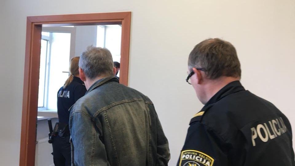 Сотрудник полиции ведет Владимира Линдермана в зал заседаний суда в Риге Сотрудник полиции ведет Владимира Линдермана в зал заседаний суда в Риге - РИА Новости, 1920, 22.06.2022
