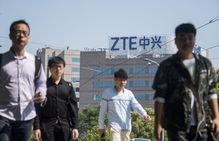 Лого компании ZTE на здании в городе Шанхай, Китай