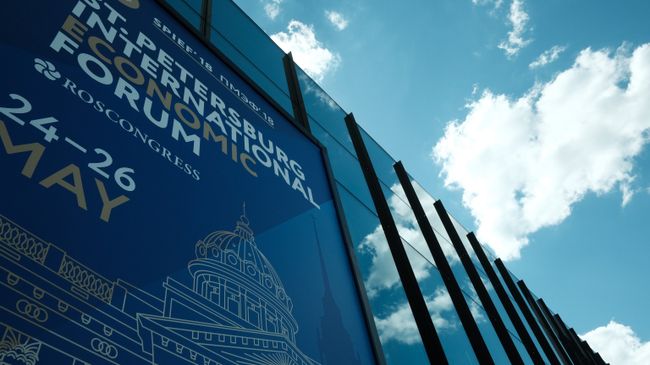 Баннер с символикой Петербургского международного экономического форума. Архивное фото Баннер с символикой Петербургского международного экономического форума. Архивное фото