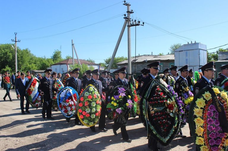 Похороны старшего сержанта полиции Кайрата Рахметова, погибшего при нападении на храм Архангела Михаила в Грозном. 22 мая 2018 Похороны старшего сержанта полиции Кайрата Рахметова, погибшего при нападении на храм Архангела Михаила в Грозном. 22 мая 2018
