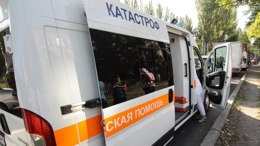 Автомобиль скорой помощи на одной из улиц в Донецке Автомобиль скорой помощи на одной из улиц в Донецке - РИА Новости, 1920, 20.06.2023