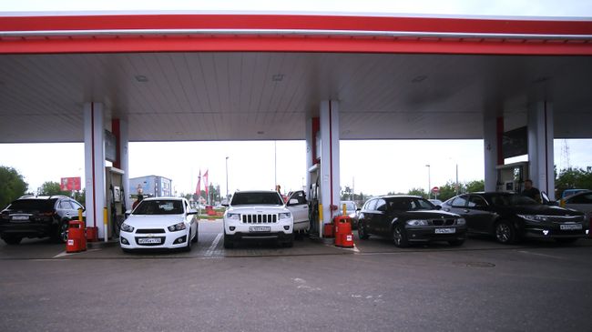 Автомобили на одной из автозаправочных станций Автомобили на одной из автозаправочных станций