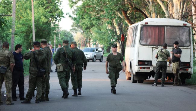 Военные на месте взрыва рейсового автобуса в городе Дебальцево Донецкой области. 22 мая 2018 Военные на месте взрыва рейсового автобуса в городе Дебальцево Донецкой области. 22 мая 2018