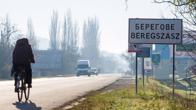 Надписи на украинском и венгерском языках на указателе в городе Берегово в Закарпатской области Украины Надписи на украинском и венгерском языках на указателе в городе Берегово в Закарпатской области Украины