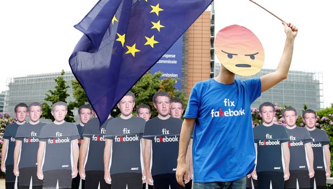 Акция протеста перед началом встречи главы Facebook Марка Цукерберга с лидерами Европейского парламента в Брюсселе, Бельгия. 22 мая 2018