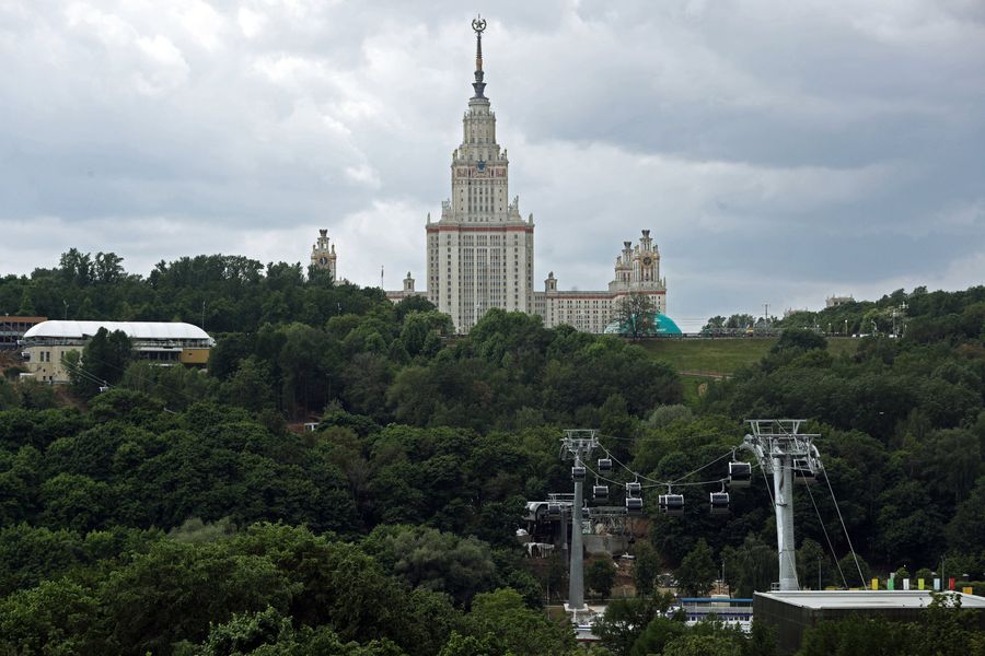 Вид на главное здание Московского государственного университета имени М. В. Ломоносова Вид на главное здание Московского государственного университета имени М. В. Ломоносова