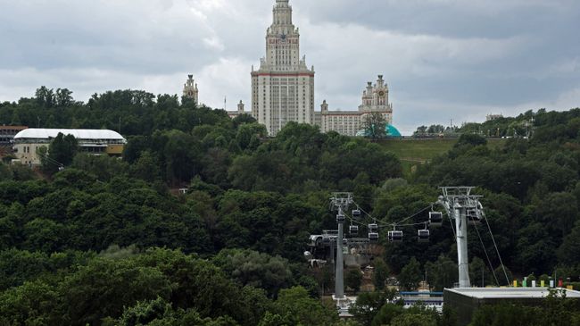 Вид на главное здание Московского государственного университета имени М. В. Ломоносова